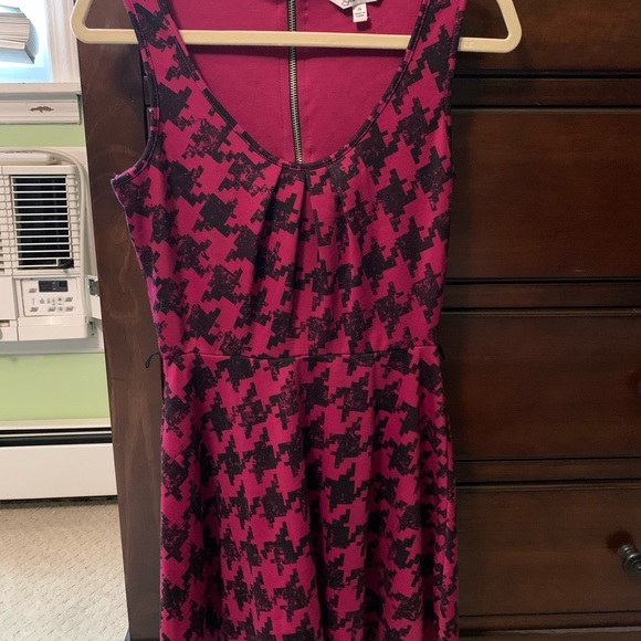 Knee-length hot pink houndstooth dress - Picture 2 of 2